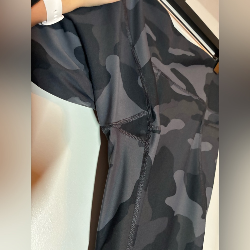 Old Navy | Powersoft Leggings & Top in Black/Gray Camo Activewear Set Size Large - Picture 5 of 10
